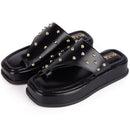 Tamanco Chinelo Feminino Flat Slide com Tachas Douradas Confortável Leve Tendência Original Olzzy