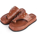 Tamanco Chinelo Feminino Flat Slide com Tachas Douradas Confortável Leve Tendência Original Olzzy